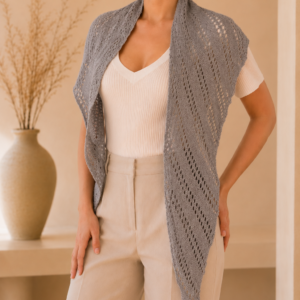 SELENE handgestricktes Slow Fashion Tuch in Grau aus Merino Wolle