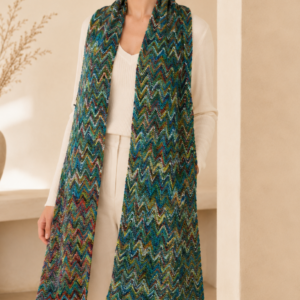 NAYLA handgestrickter Schurwollschal mit buntem Zickzackmuster