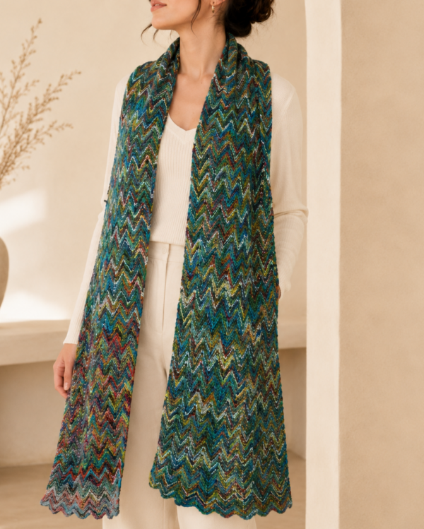 NAYLA handgestrickter Schurwollschal mit buntem Zickzackmuster