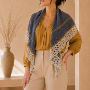 MAREA handgestricktes Slow Fashion Halbmondtuch in Blau und Creme