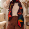 SORINA handgestrickter Schal mit buntem Blattmuster