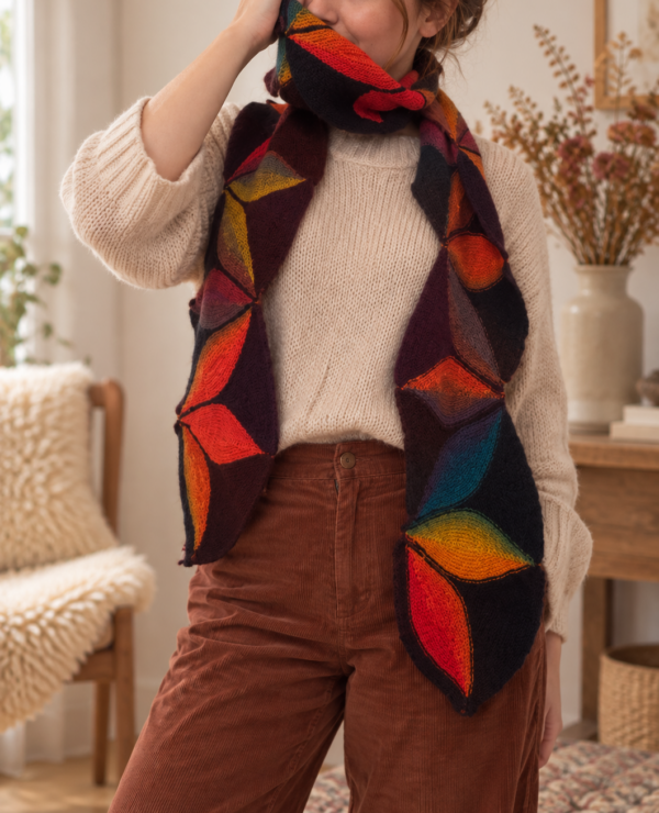 SORINA handgestrickter Schal mit buntem Blattmuster