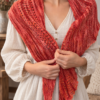 CORALIA handgestricktes Dreieckstuch mit Lochmuster in Koralle