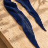 NERINA handgestricktes blaues Tuch mit feinen Blumen-Details