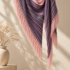 LIVIA handgestricktes Dreieckstuch mit bunten Streifen und rosa Fransen