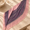 LIVIA handgestricktes Dreieckstuch mit bunten Streifen und rosa Fransen